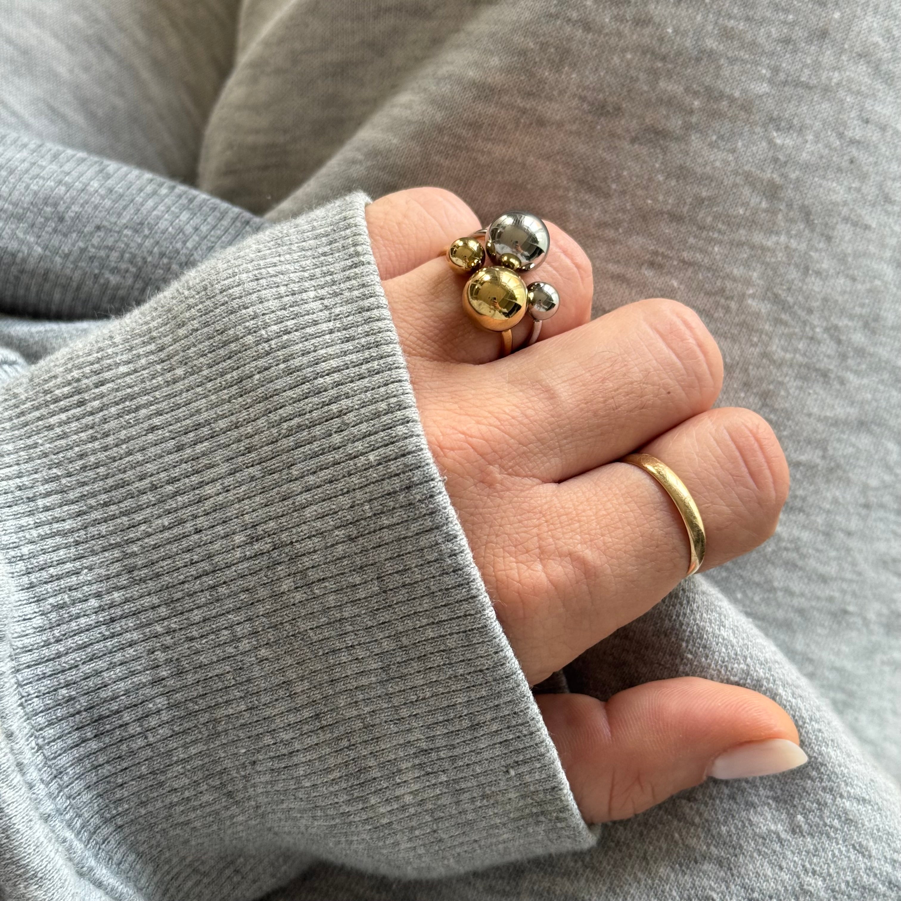 Balls ring